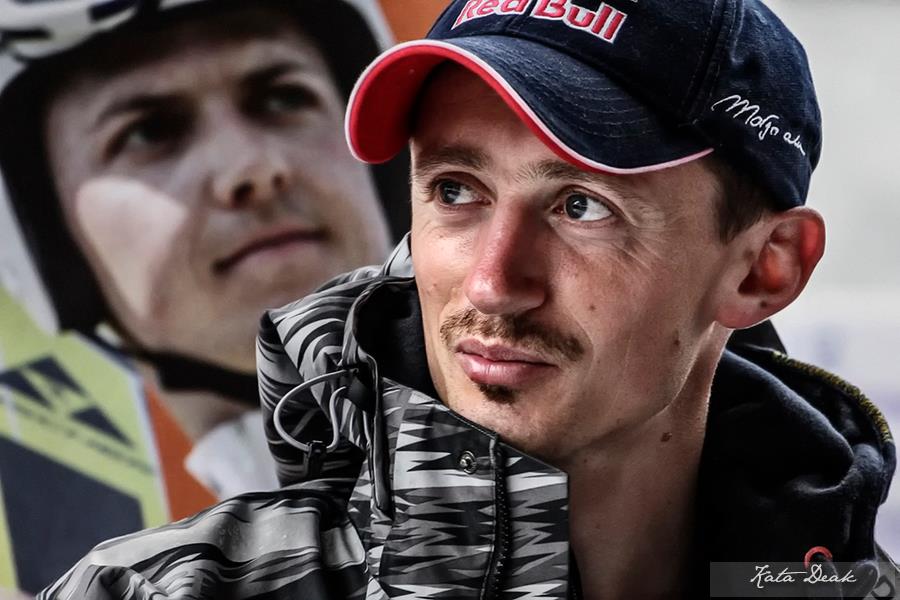 Read more about the article „Adam Małysz IV”. 13 lat od czwartej Kryształowej Kuli zdobytej przez Polaka!