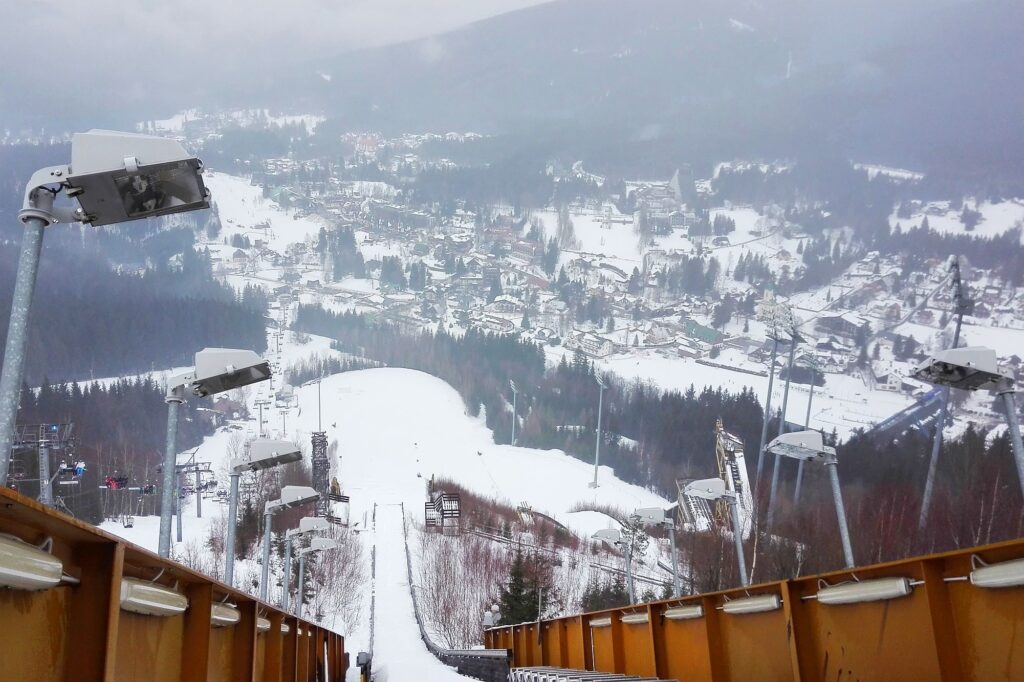 Read more about the article Punkt Krytyczny #2: Polscy kibice kochają Harrachov. Czy jeszcze tam wrócą?