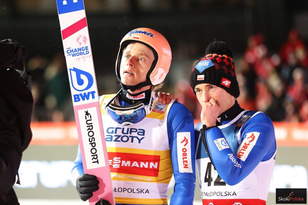 Read more about the article Wokół Skoczni #133: Dawid Kubacki kończy sezon, Adam Małysz pokazuje telemark i latające kobiety!