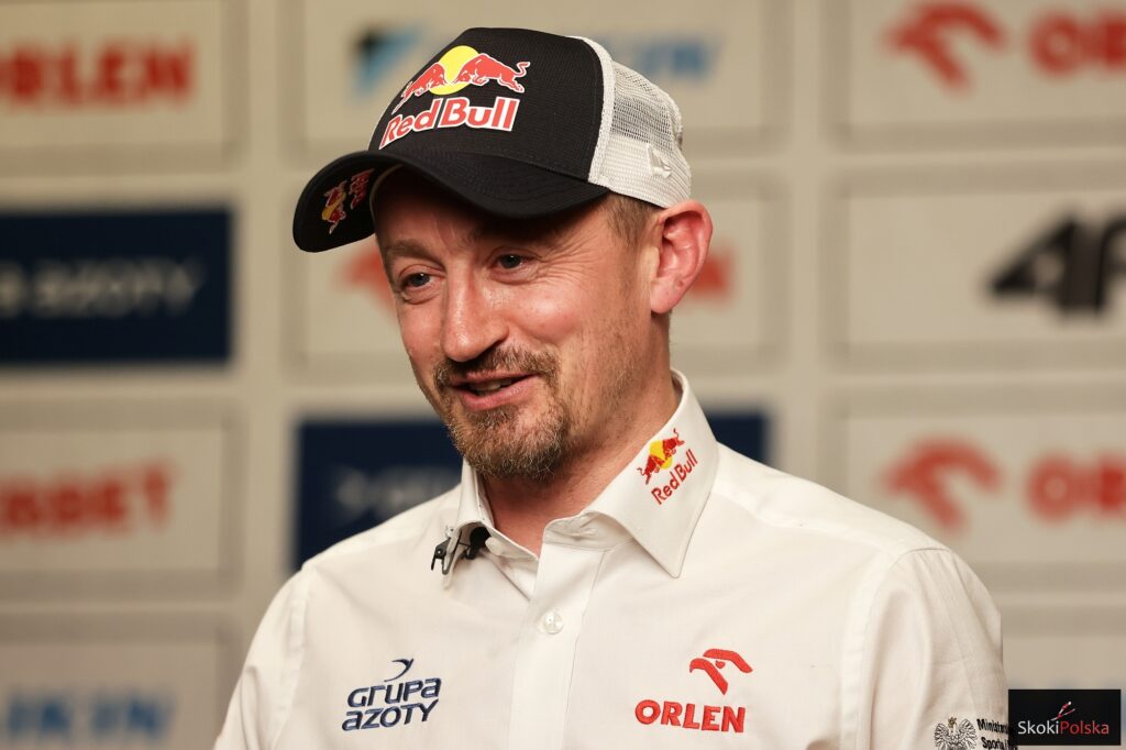 Read more about the article Wokół Skoczni #157: Adam Małysz prezenterem telewizyjnym, charytatywna wyprzedaż garażowa Graneruda i powracająca kontuzja Justina Lisso