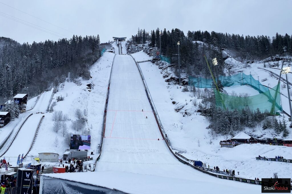 Read more about the article PŚ Vikersund: Niedzielny konkurs odwołany. Wiatr storpedował rywalizację na norweskim „mamucie”