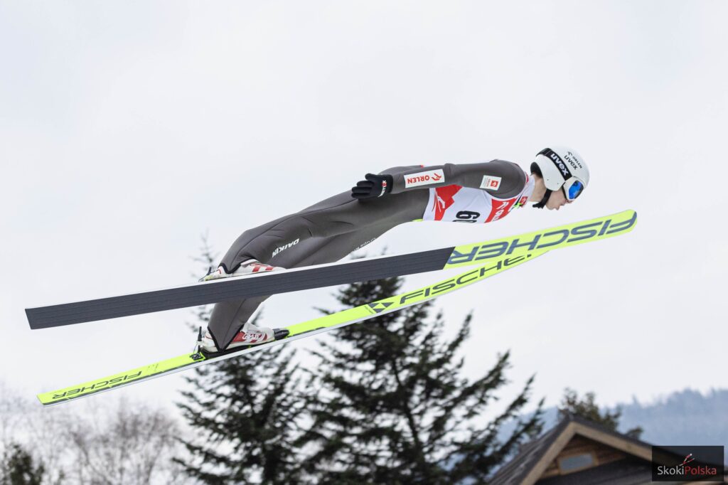 Read more about the article PŚ Vikersund: Wietrzne kwalifikacje anulowane, groźny upadek Kacpra Tomasiaka!