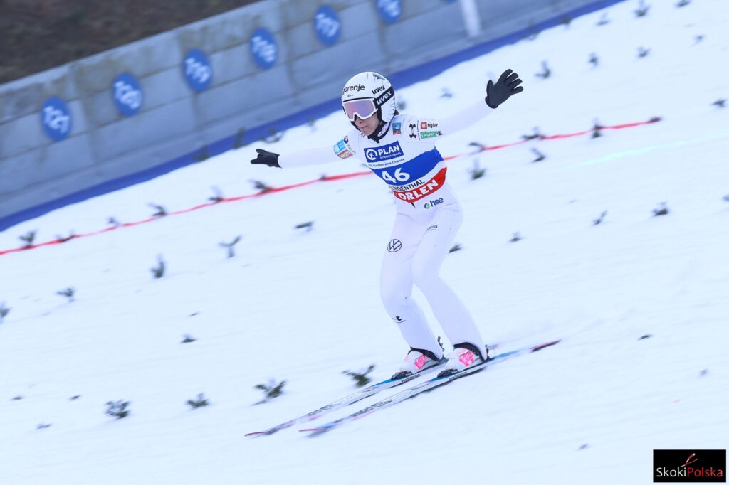 Read more about the article PŚ kobiet Klingenthal: Nika Prevc prowadzi na półmetku, Anna Twardosz po raz ósmy w finale