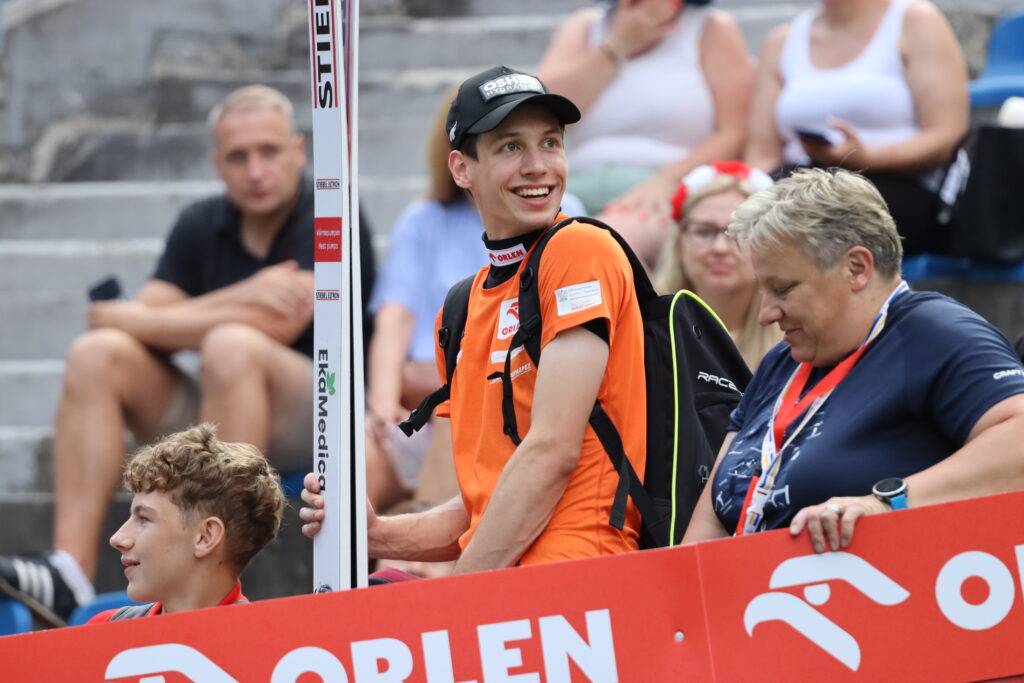 Read more about the article „Lepiej żyje się w lekkiej adrenalinie”: Kacper Tomasiak niezmiennie najlepszym z Biało-Czerwonych